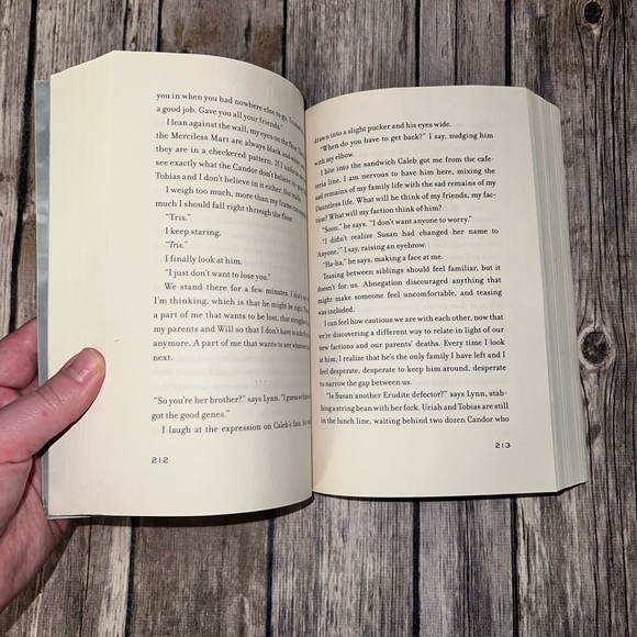 Insurgent by Veronica Roth, exclusive Target edition,‎ paperback - Picture 3 of 4